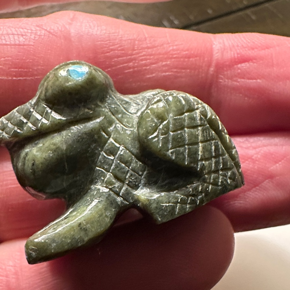 Carved Serpentine Zuni Frog with Turquoise Eyes - Picture 4 of 7